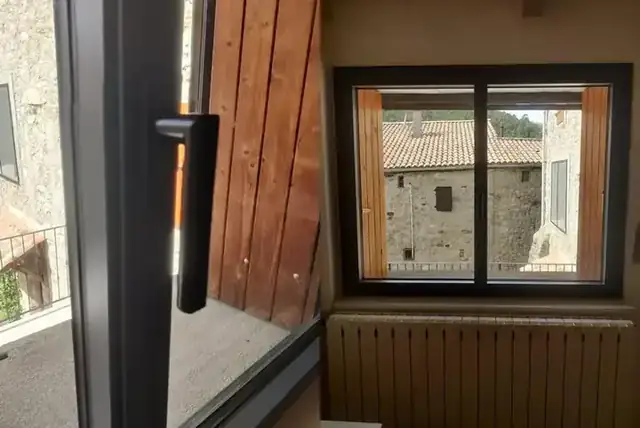 Fenêtres aluminium à battue mince : plus de lumière