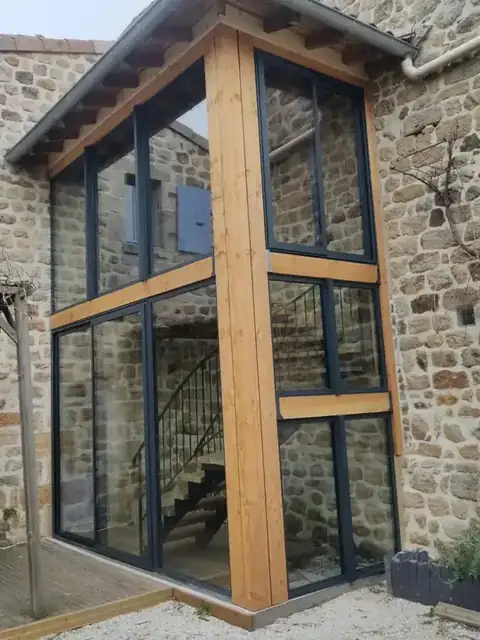 La fermeture d'un escalier extérieur en bois et aluminium