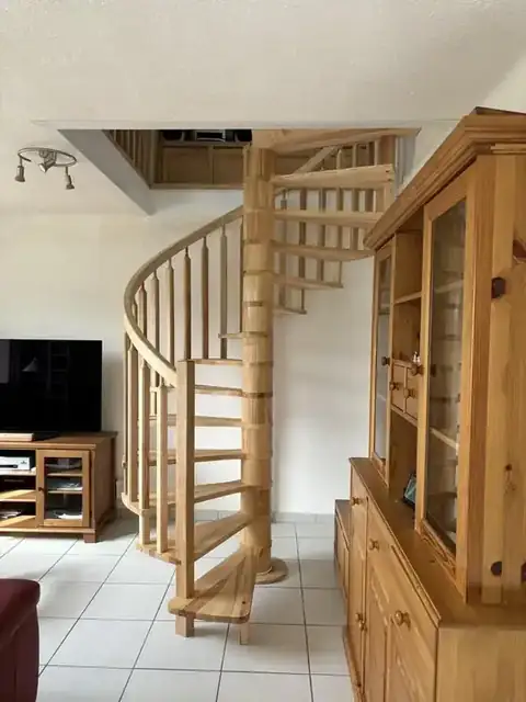 Un escalier en colimaçon en frêne massif