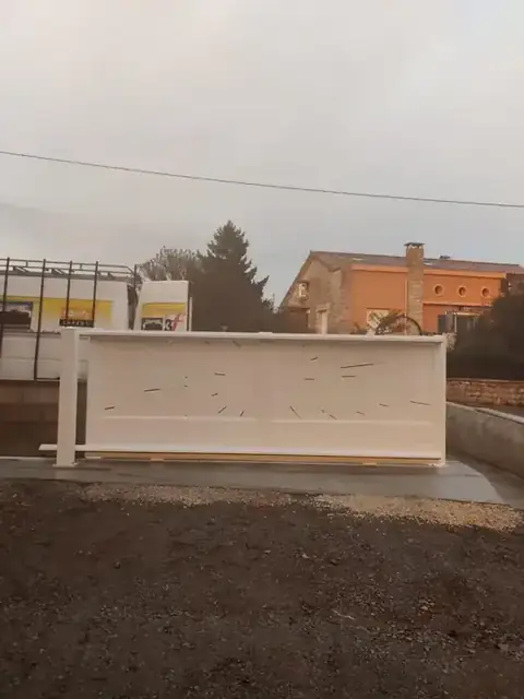 Un portail coulissant à moteur intégré au poteau
