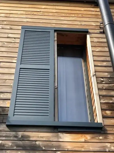 Un volet coulissant en façade