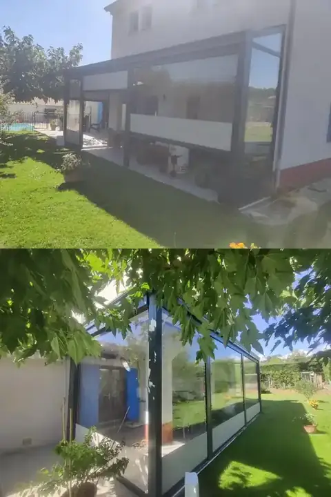Une avancée de toit fermée par des stores cristal