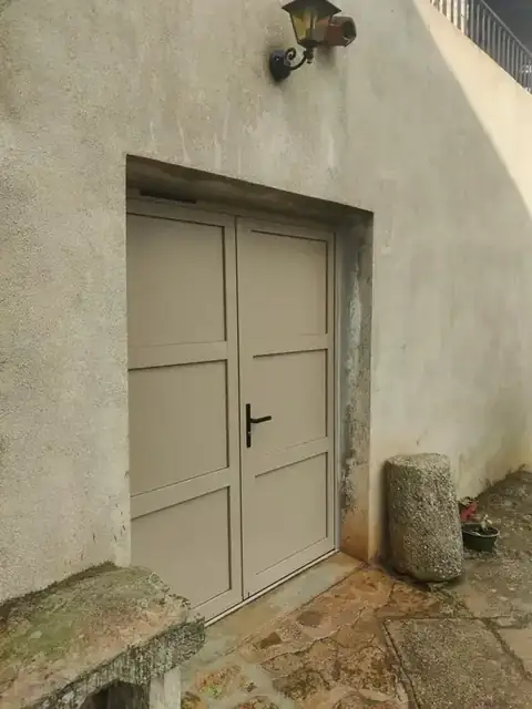 Une double porte de service pour un garage