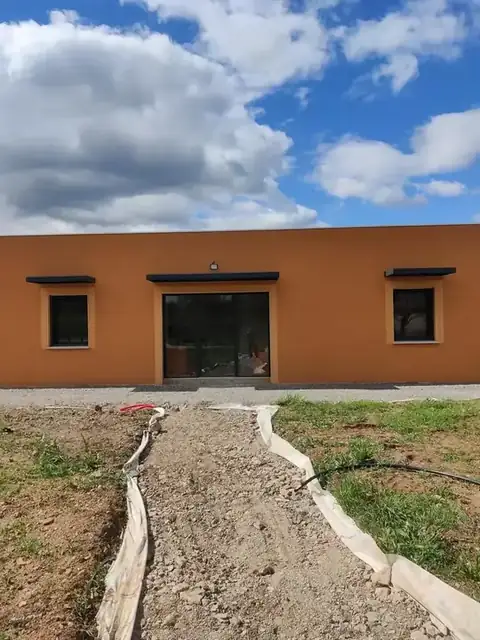 Une marquise casquette accordée au bâtiment