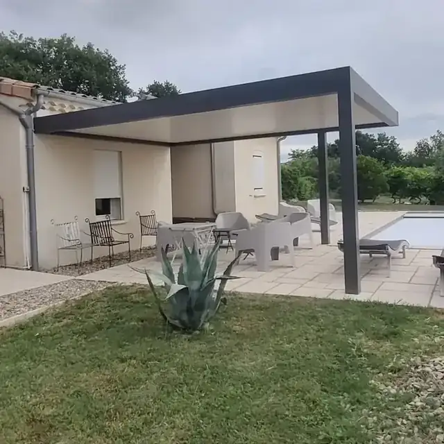 Une pergola sur mesure entre la maison et la piscine