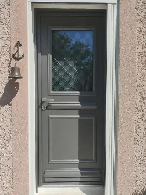Une porte d'entrée aluminium style Auteuil