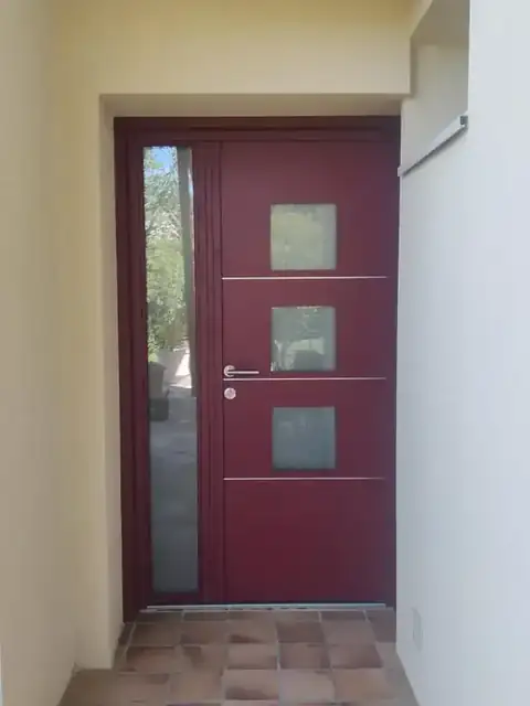 Une porte d'entrée aluminium