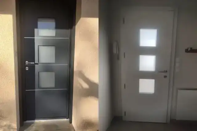 Une porte d'entrée bicolore en rénovation