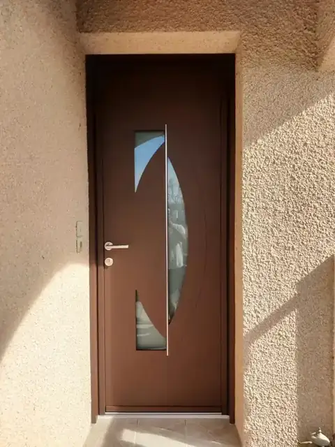 Une porte d'entrée bicolore RAL Mars 2525