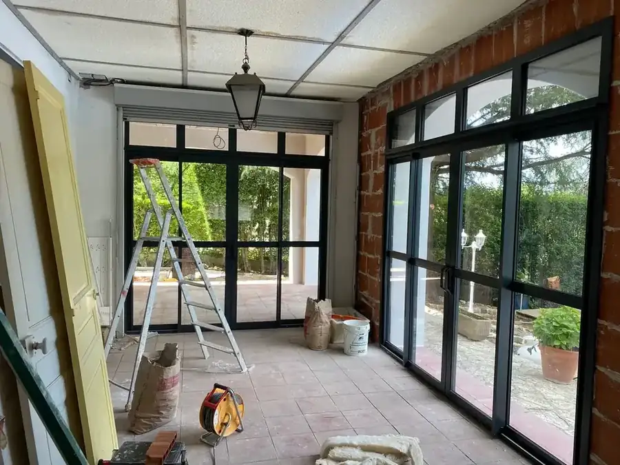 Chantier intérieur : grandes baies aluminium noir de style atelier
