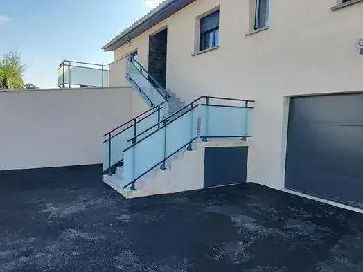 Escalier extérieur avec garde-corps en verre et aluminium gris