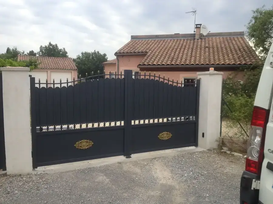 Portail battant aluminium noir à barreaux avec motifs dorés