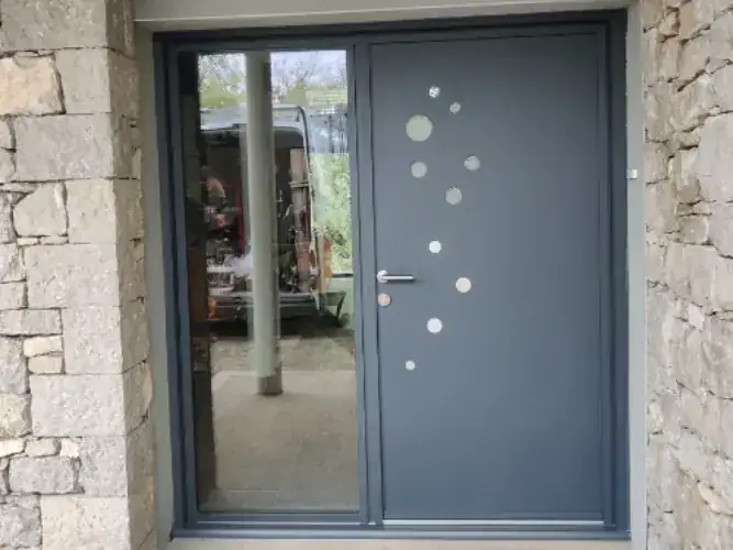 Porte d'entrée aluminium gris à hublots décoratifs et semi-fixe vitré