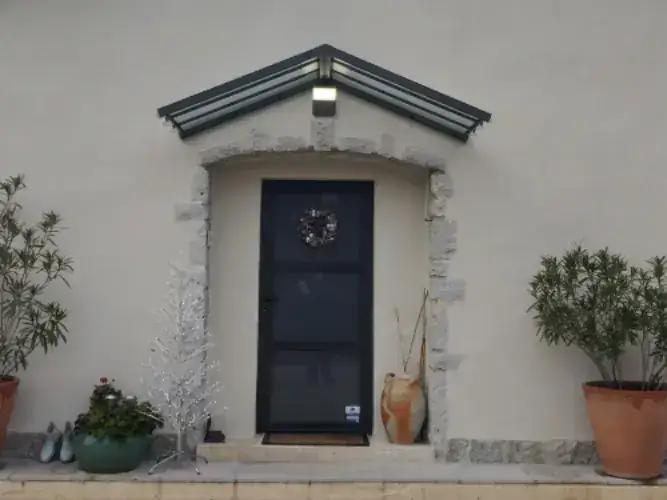 Porte d'entrée anthracite avec moustiquaire et petite marquise