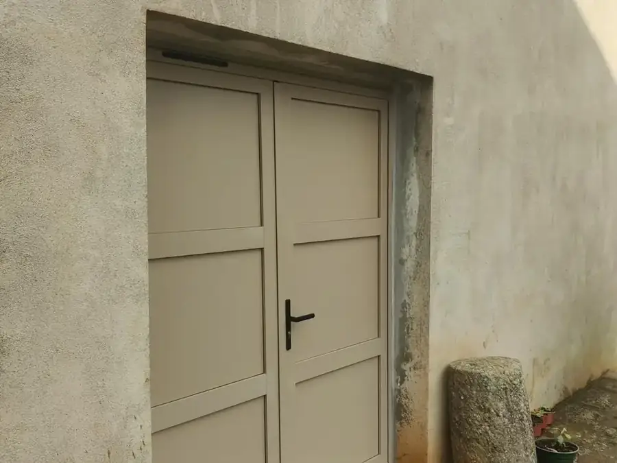 Double porte de service aluminium beige, chantier d'Aubenas